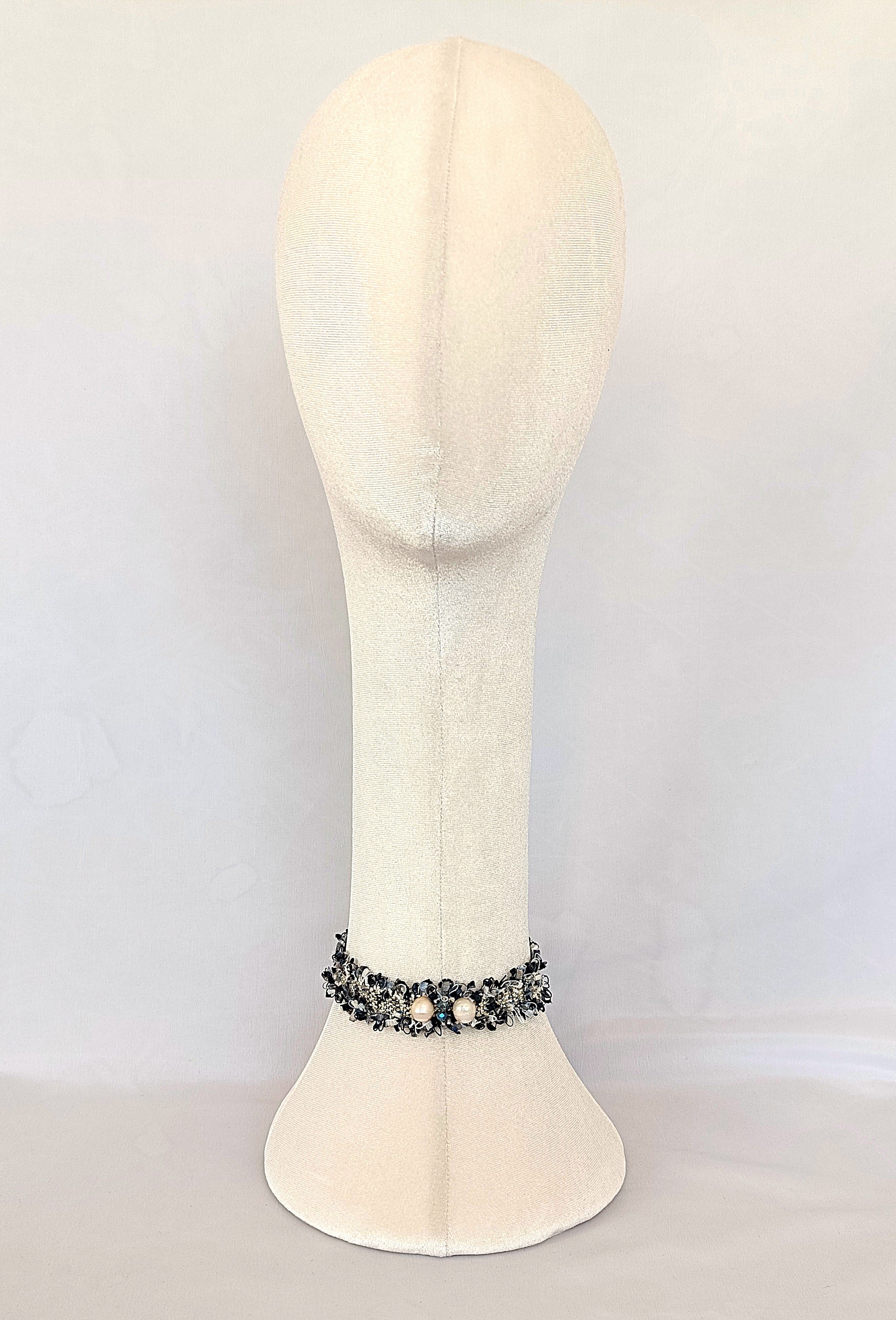 Choker de tweed con perlas.