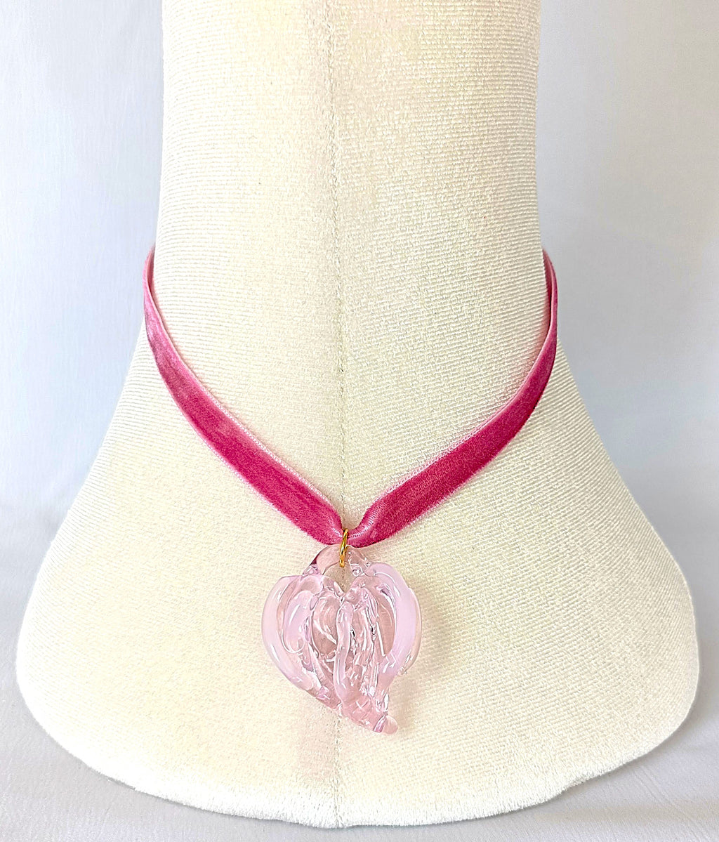 COLGANTE DE CORAZÓN DE VIDRIO ROSA