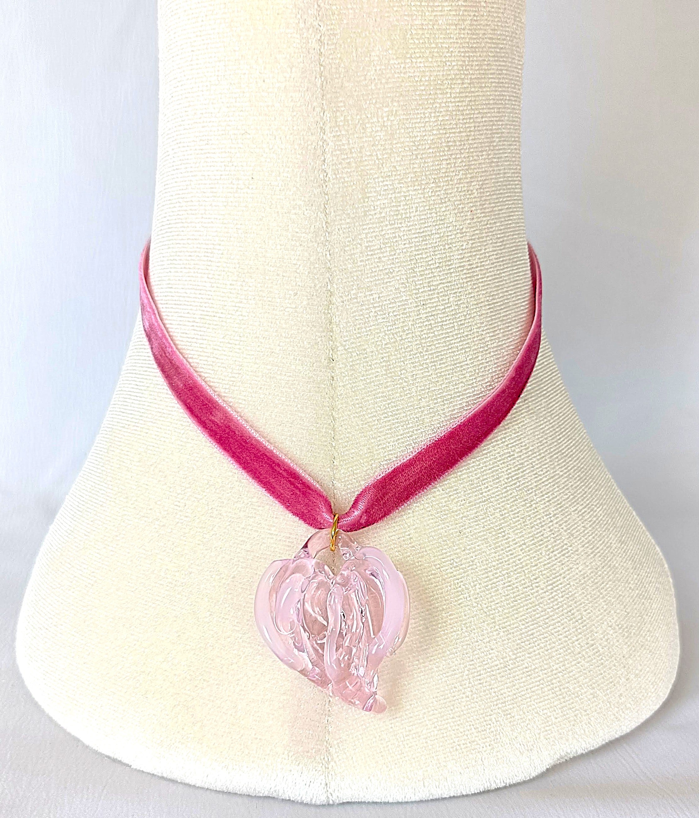 COLGANTE DE CORAZÓN DE VIDRIO ROSA