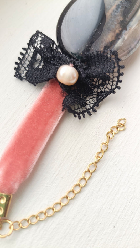 Pulsera de terciopelo rosa con ágata negra y perlas de río.