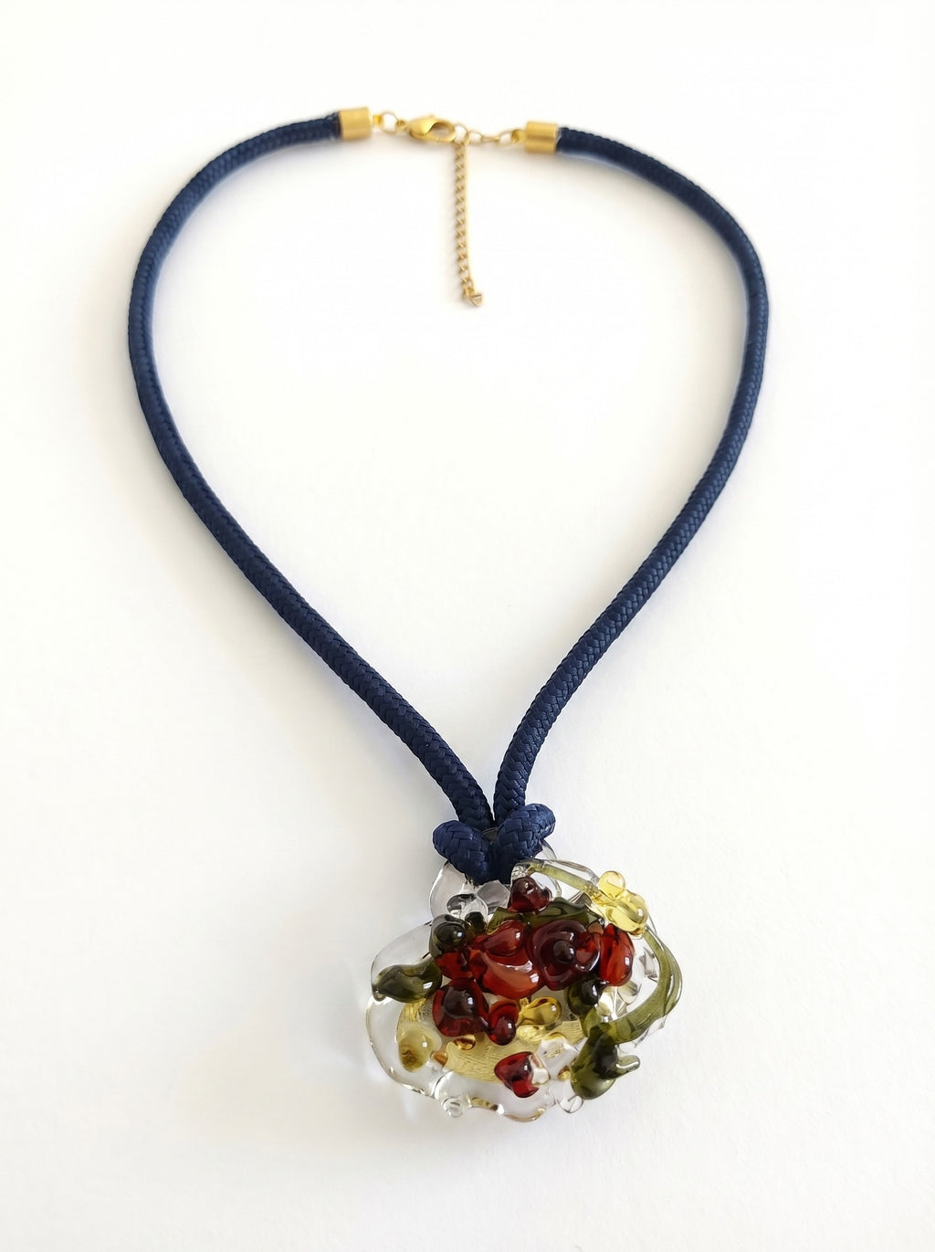Collar con colgante de vidrio.