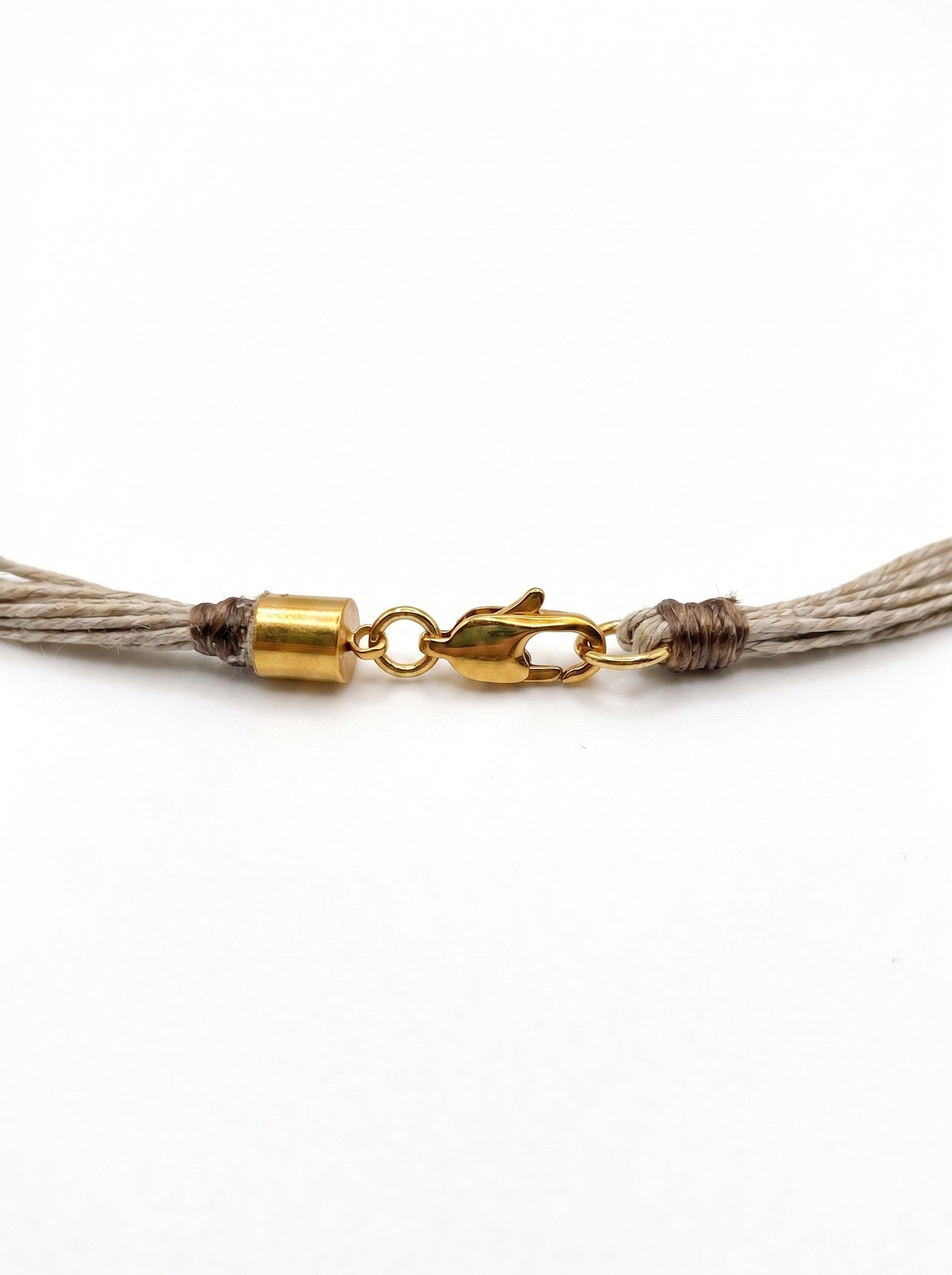 Collar de lino con piedras naturales y detalles en tonos suaves