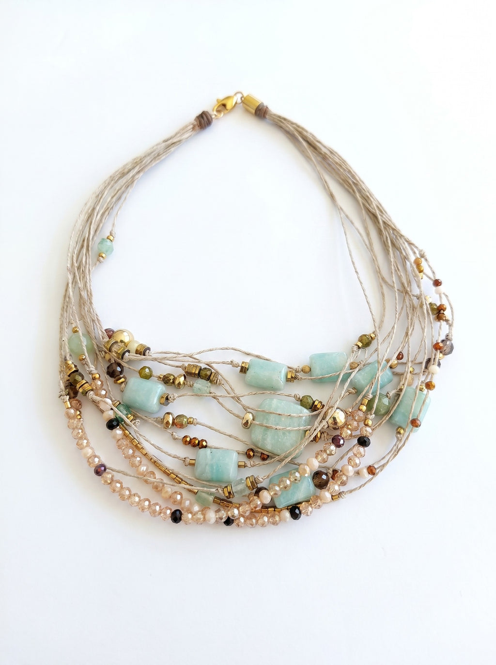 Collar de lino con piedras naturales y detalles en tonos suaves