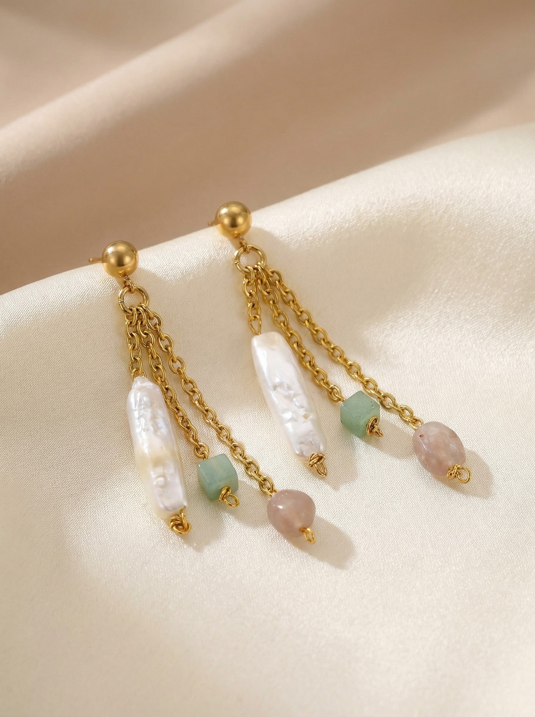 Pendientes largos con perla natural y piedras