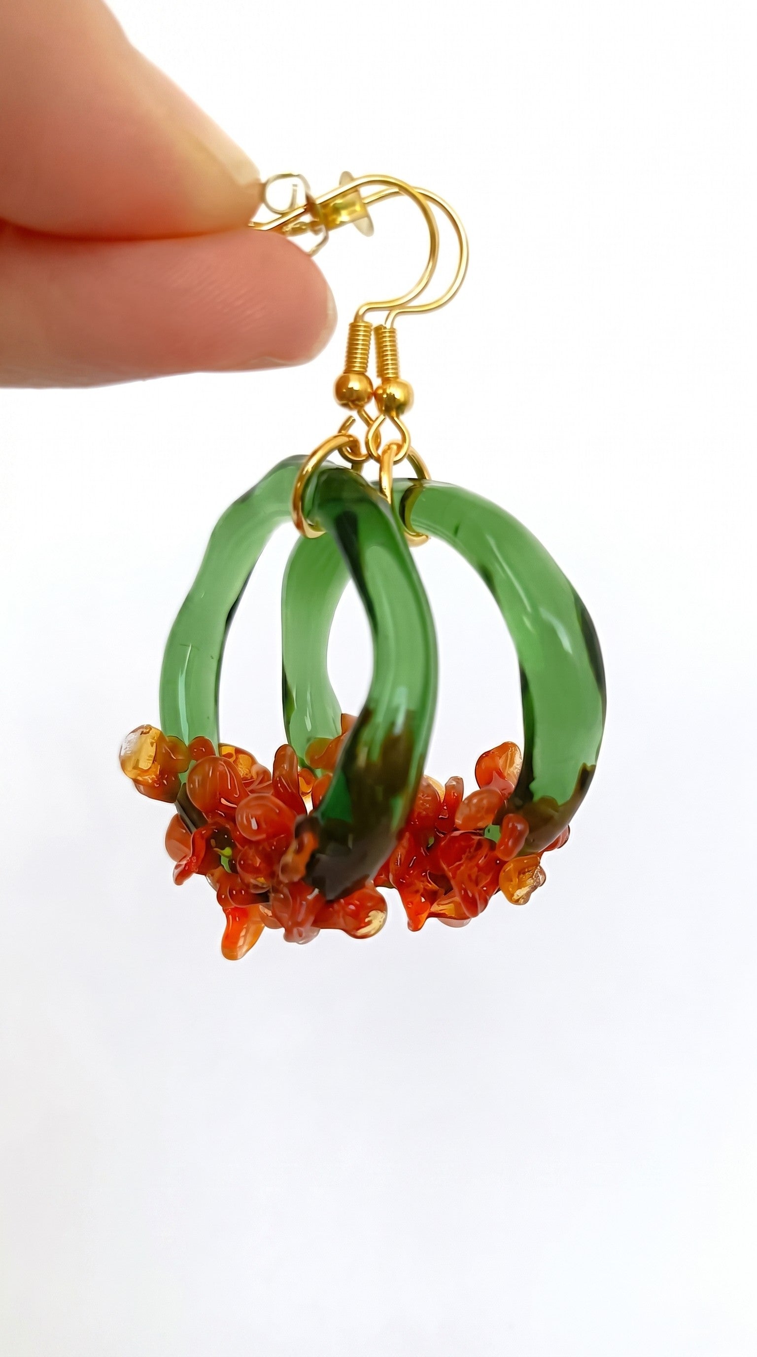 Pendientes de vidrio, inspirados en un clavel rojo.