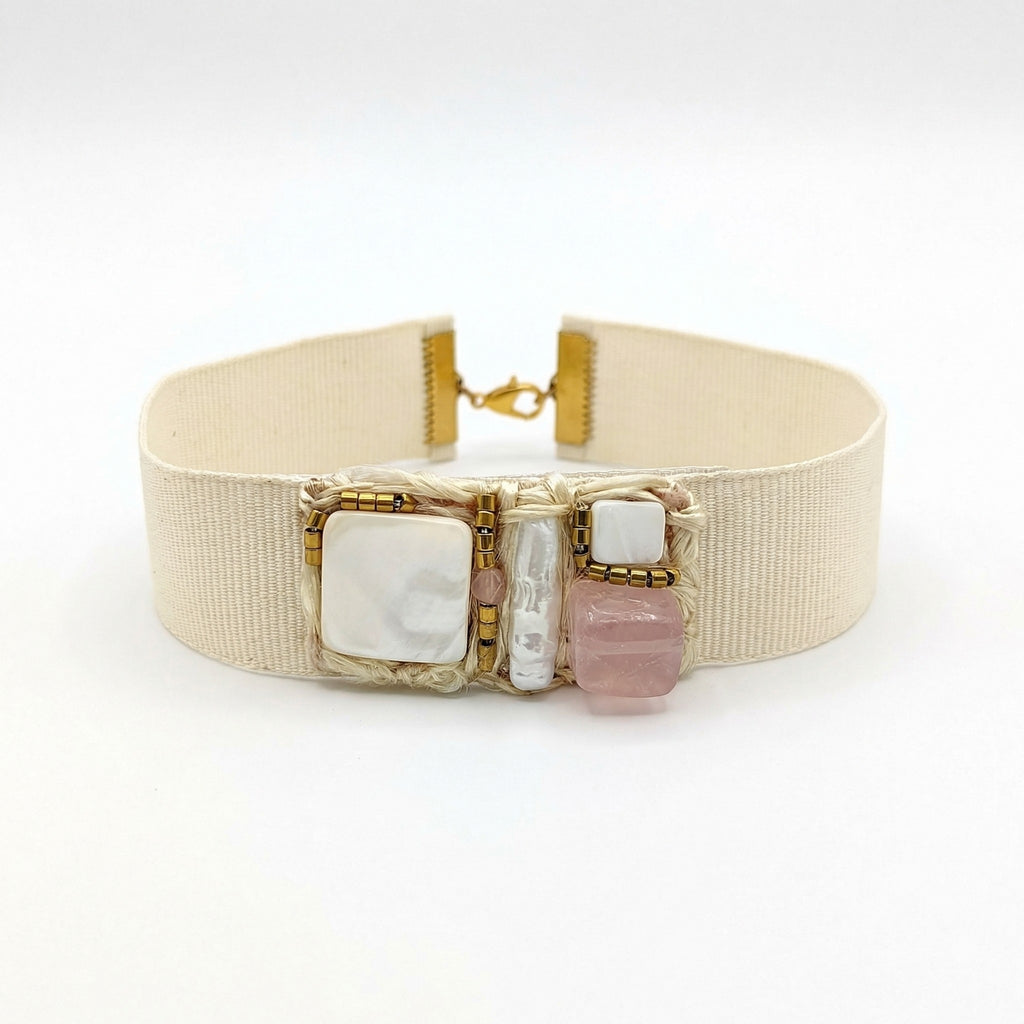 Choker de Grosgrain Marfil con Cuarzo Rosa y Perla Barroca
