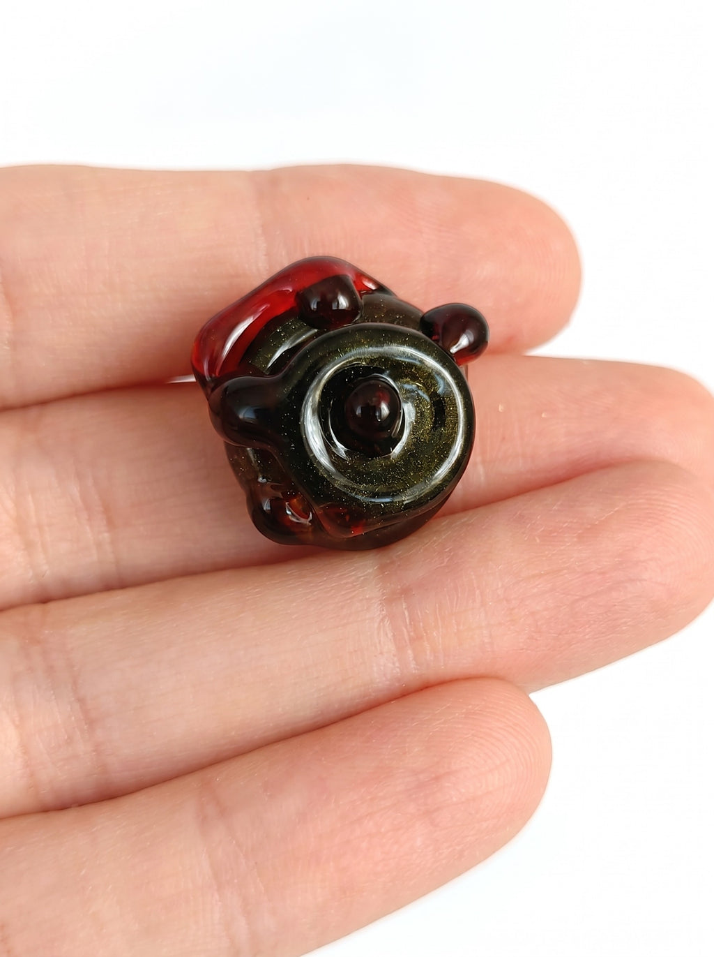 Pendientes de vidrio en verde y rojo.