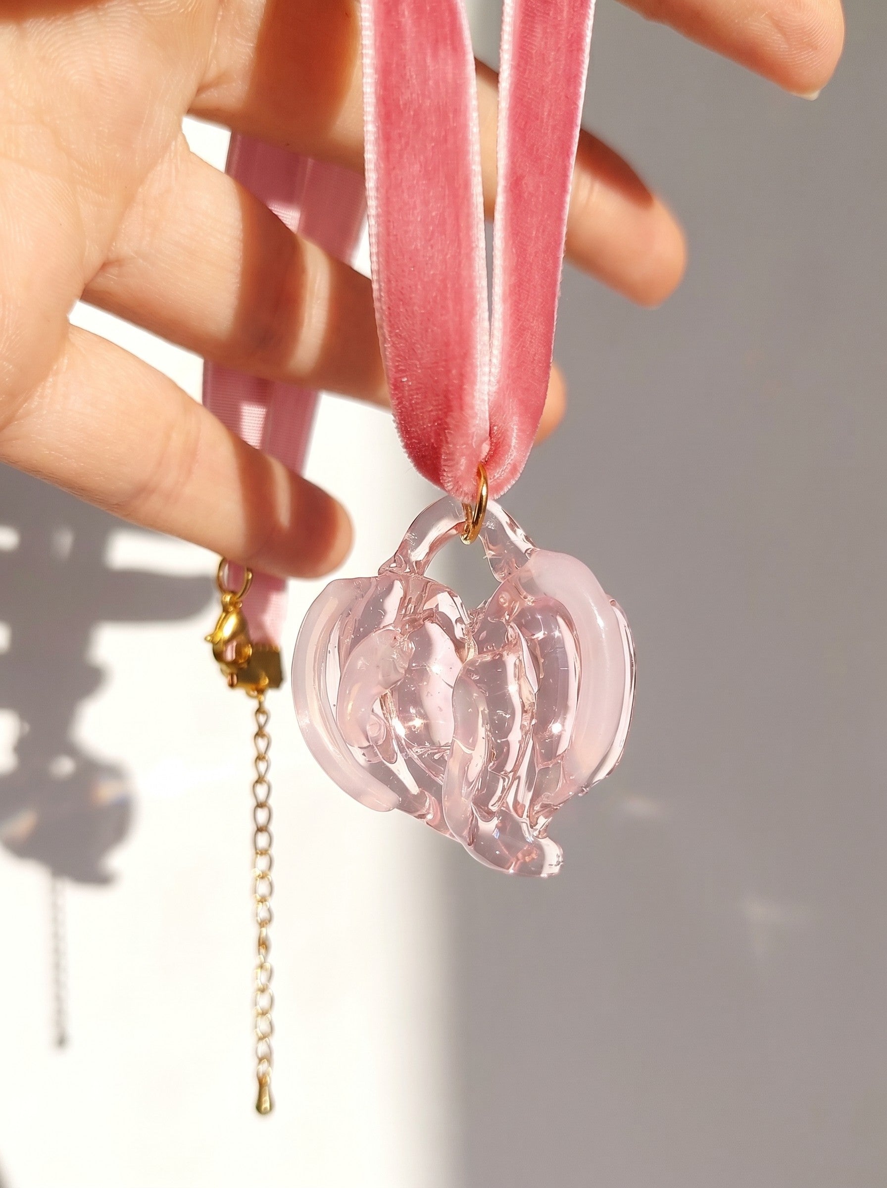 COLGANTE DE CORAZÓN DE VIDRIO ROSA
