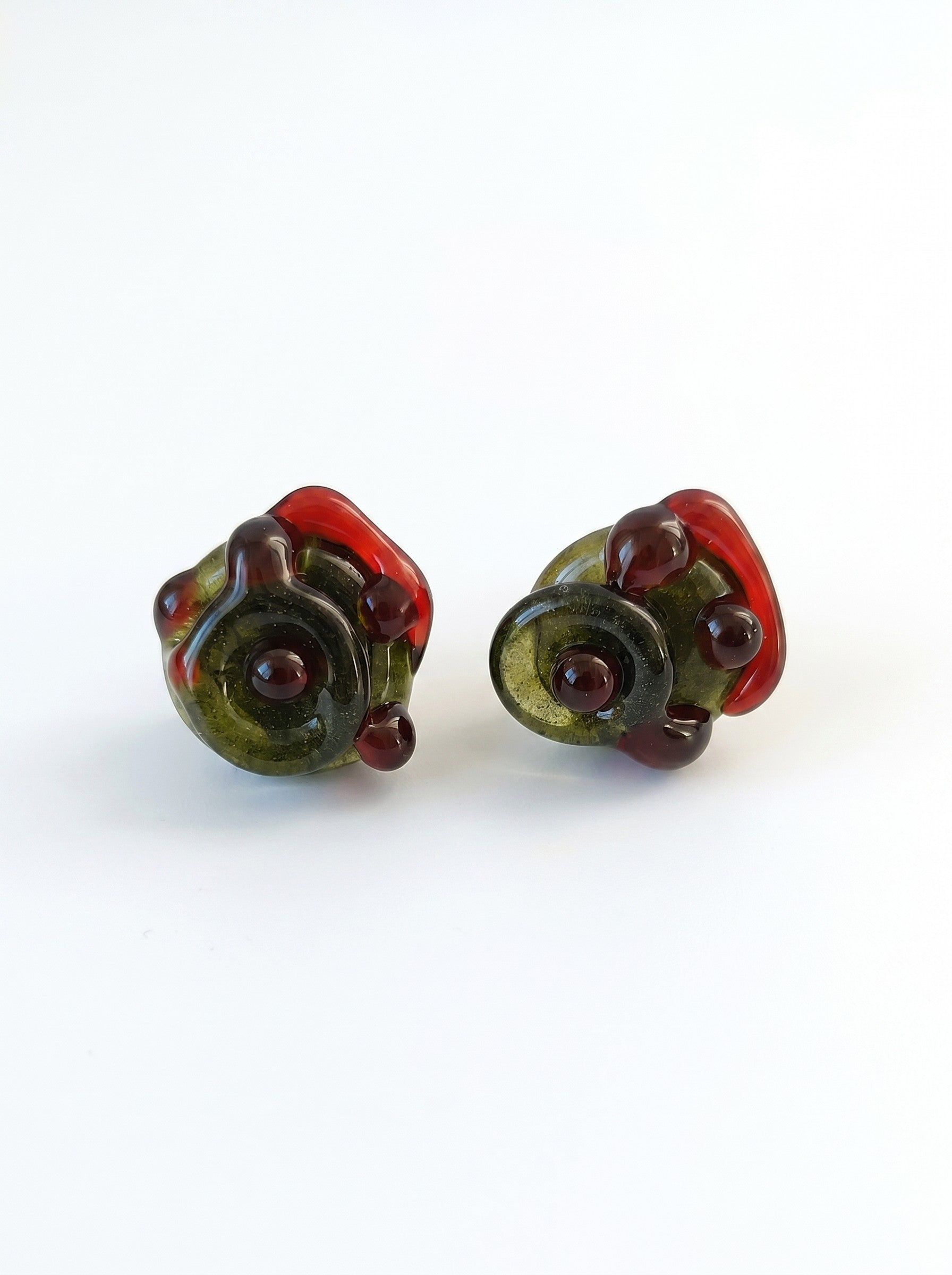 Pendientes de vidrio en verde y rojo.