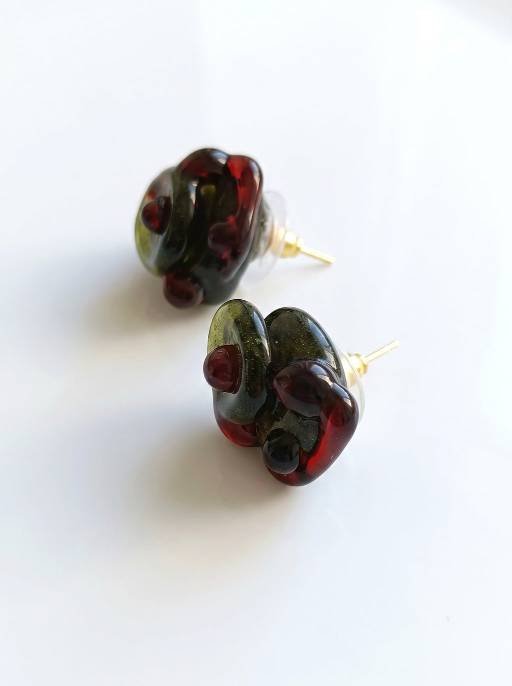 Pendientes de vidrio en verde y rojo.