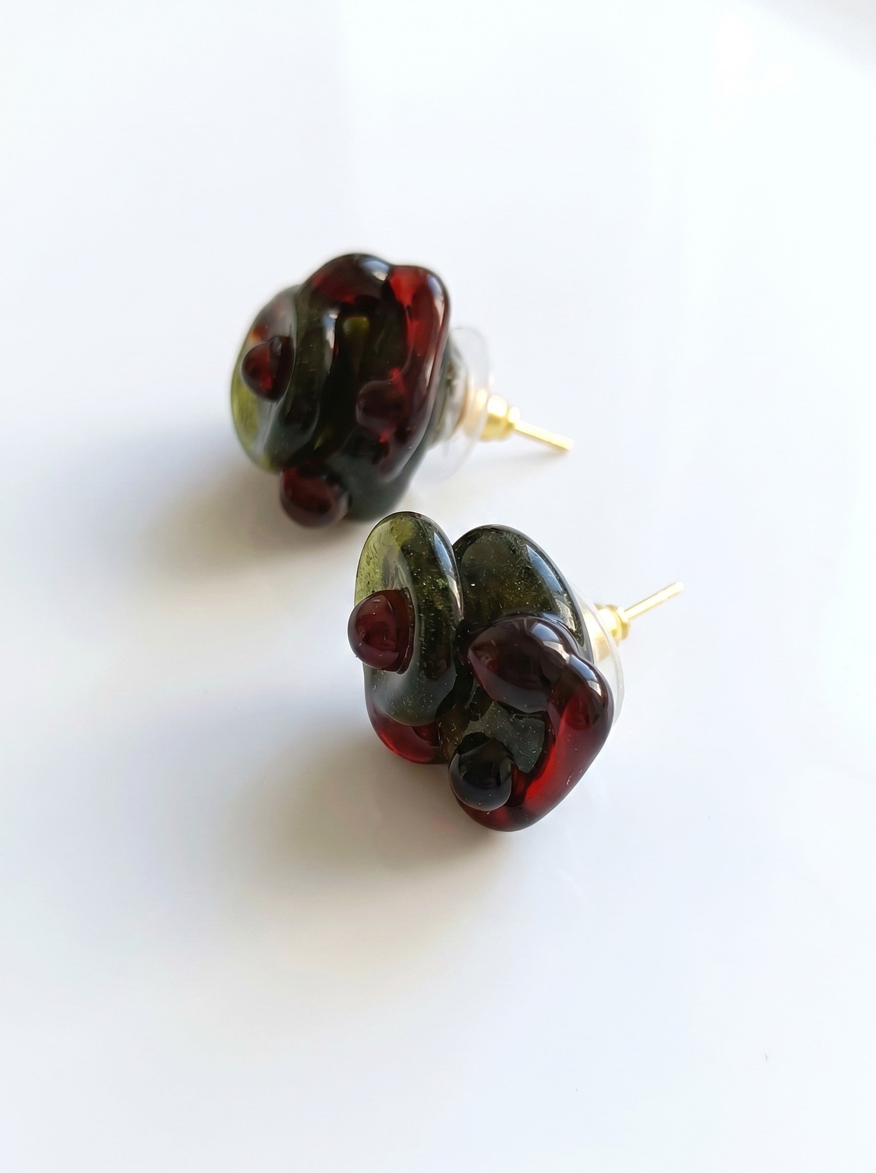 Pendientes de vidrio en verde y rojo.