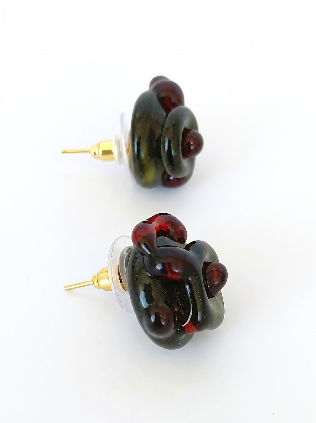 Pendientes de vidrio en verde y rojo.