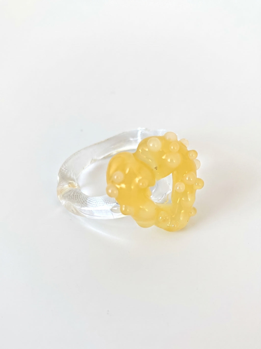 ANILLO DE VIDRIO DE CORAZÓN AMARILLO