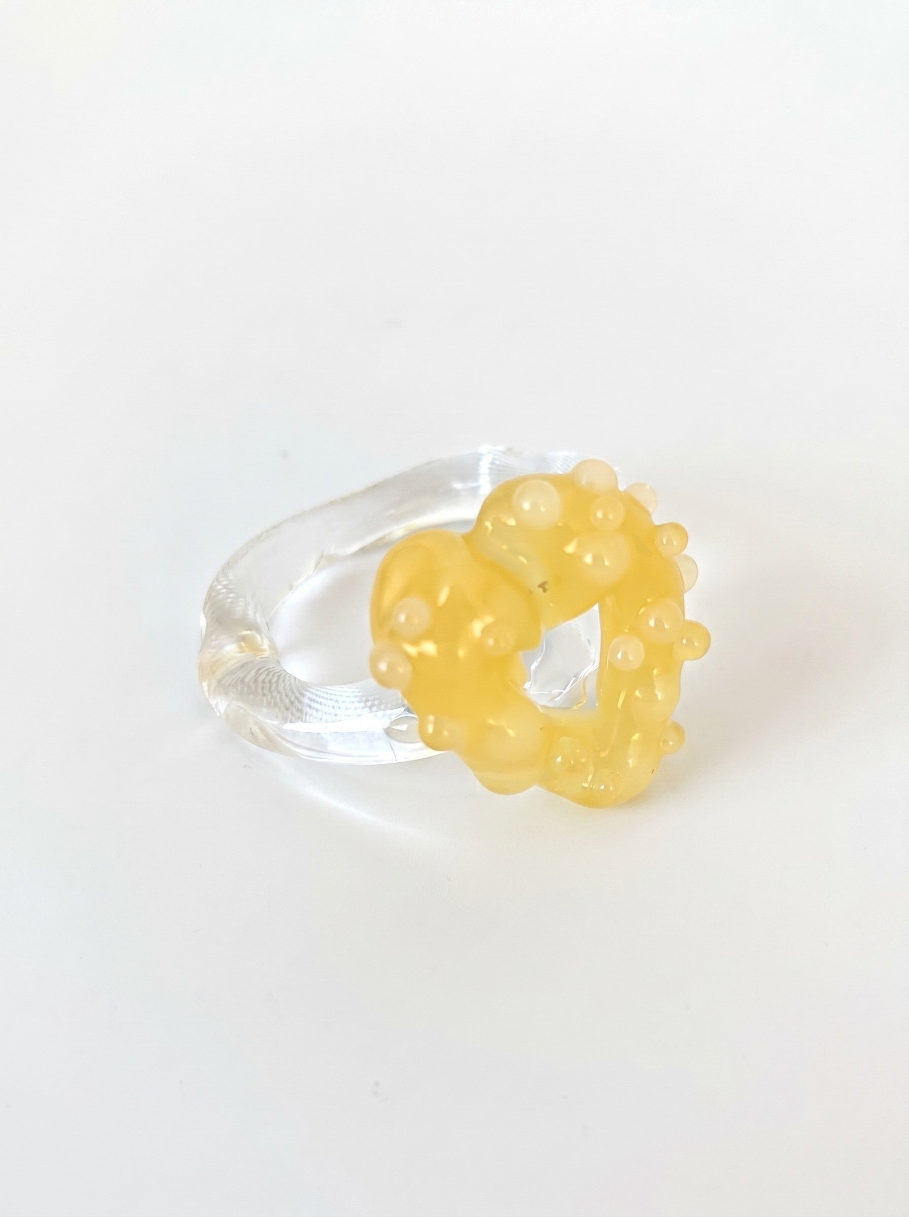 ANILLO DE VIDRIO DE CORAZÓN AMARILLO