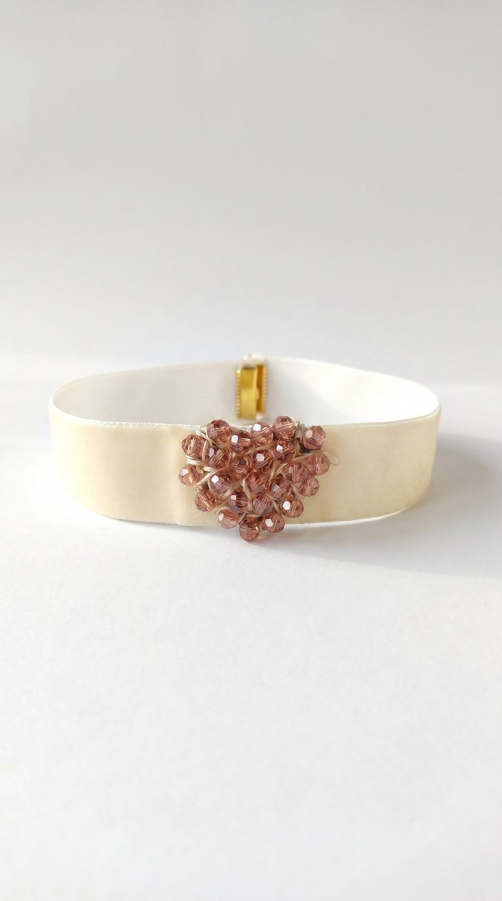 Choker de terciopelo marfil con corazón de cristal rosa