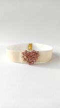 Choker de terciopelo marfil con corazón de cristal rosa