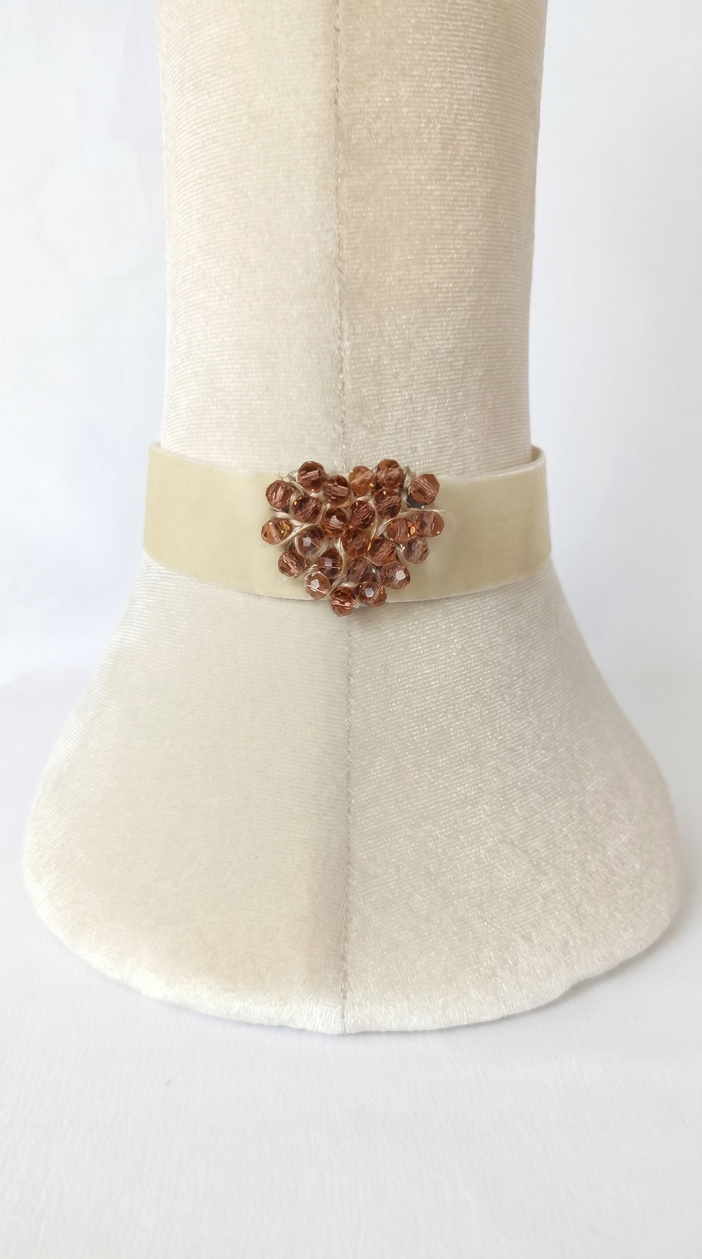 Choker de terciopelo marfil con corazón de cristal rosa