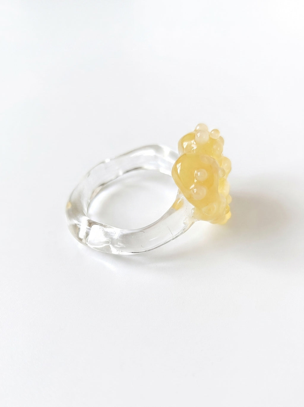 ANILLO DE VIDRIO DE CORAZÓN AMARILLO