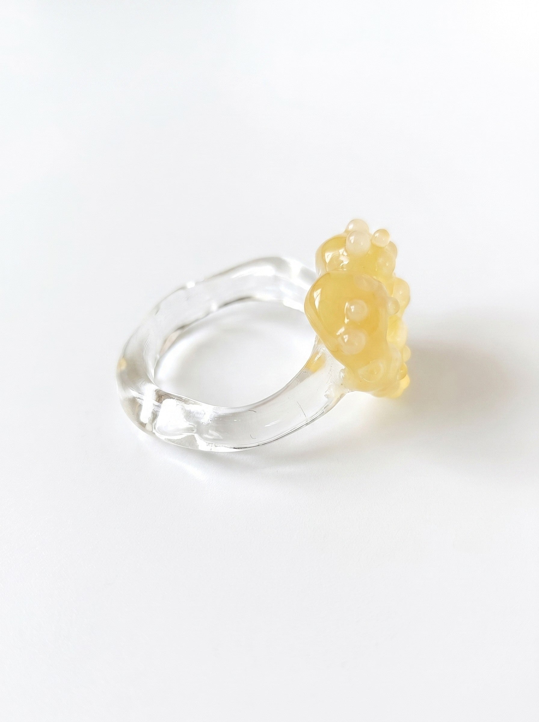 ANILLO DE VIDRIO DE CORAZÓN AMARILLO
