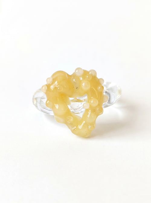 ANILLO DE VIDRIO DE CORAZÓN AMARILLO