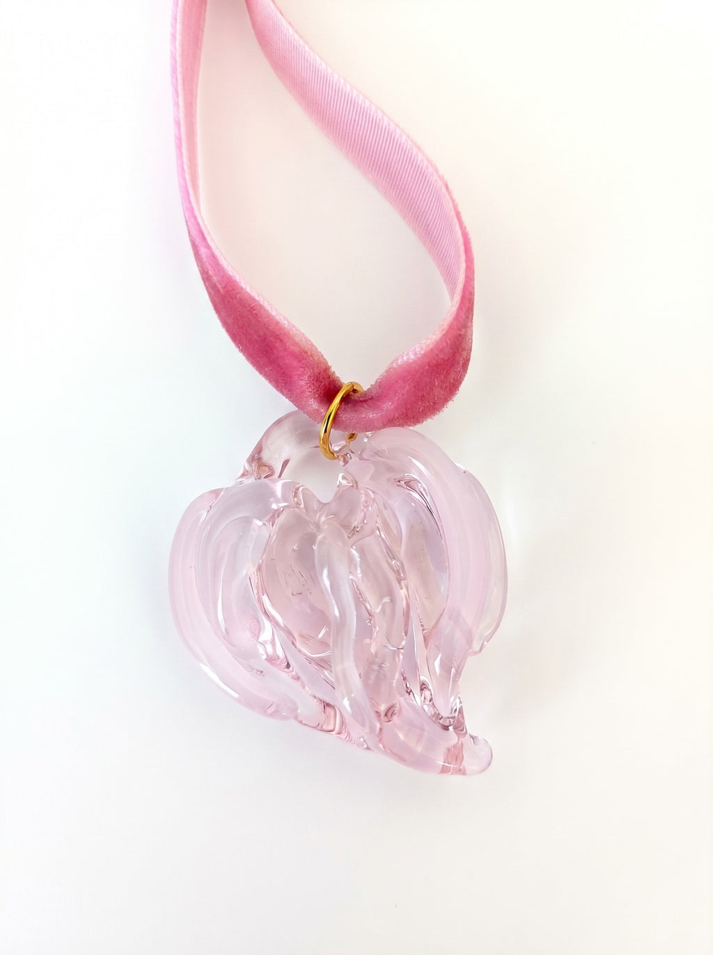 COLGANTE DE CORAZÓN DE VIDRIO ROSA