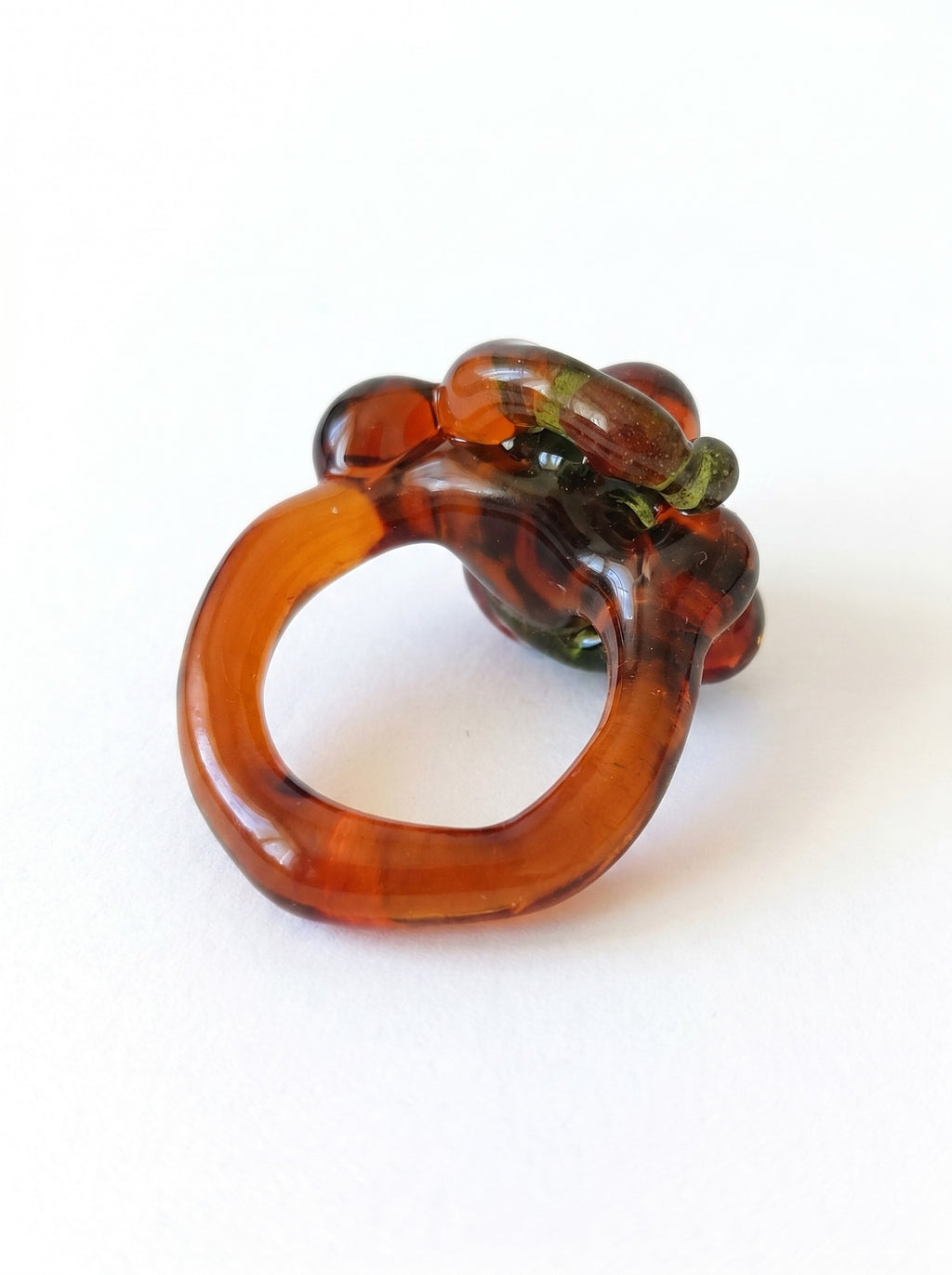 ANILLO DE VIDRIO CARAMELO Y VERDE MUSGO