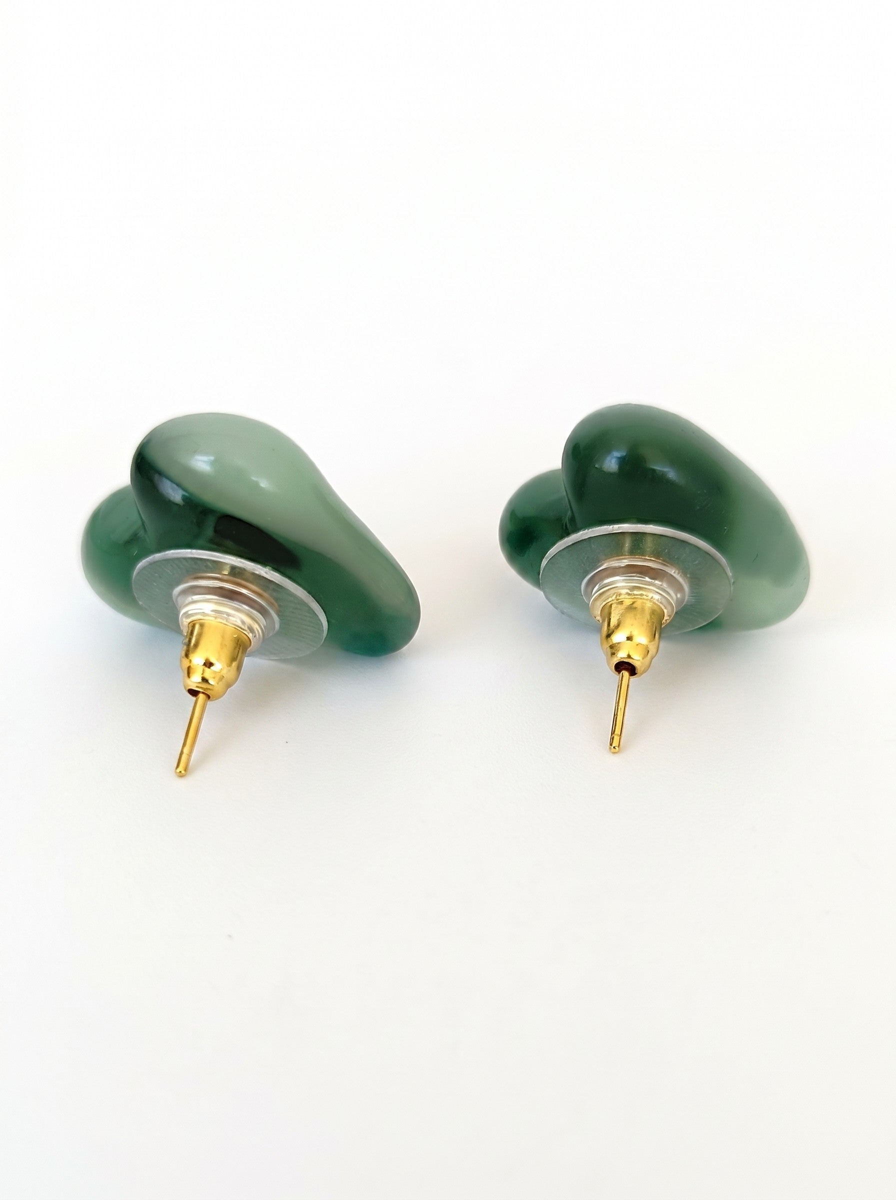 Pendientes de corazón verde de vidrio.