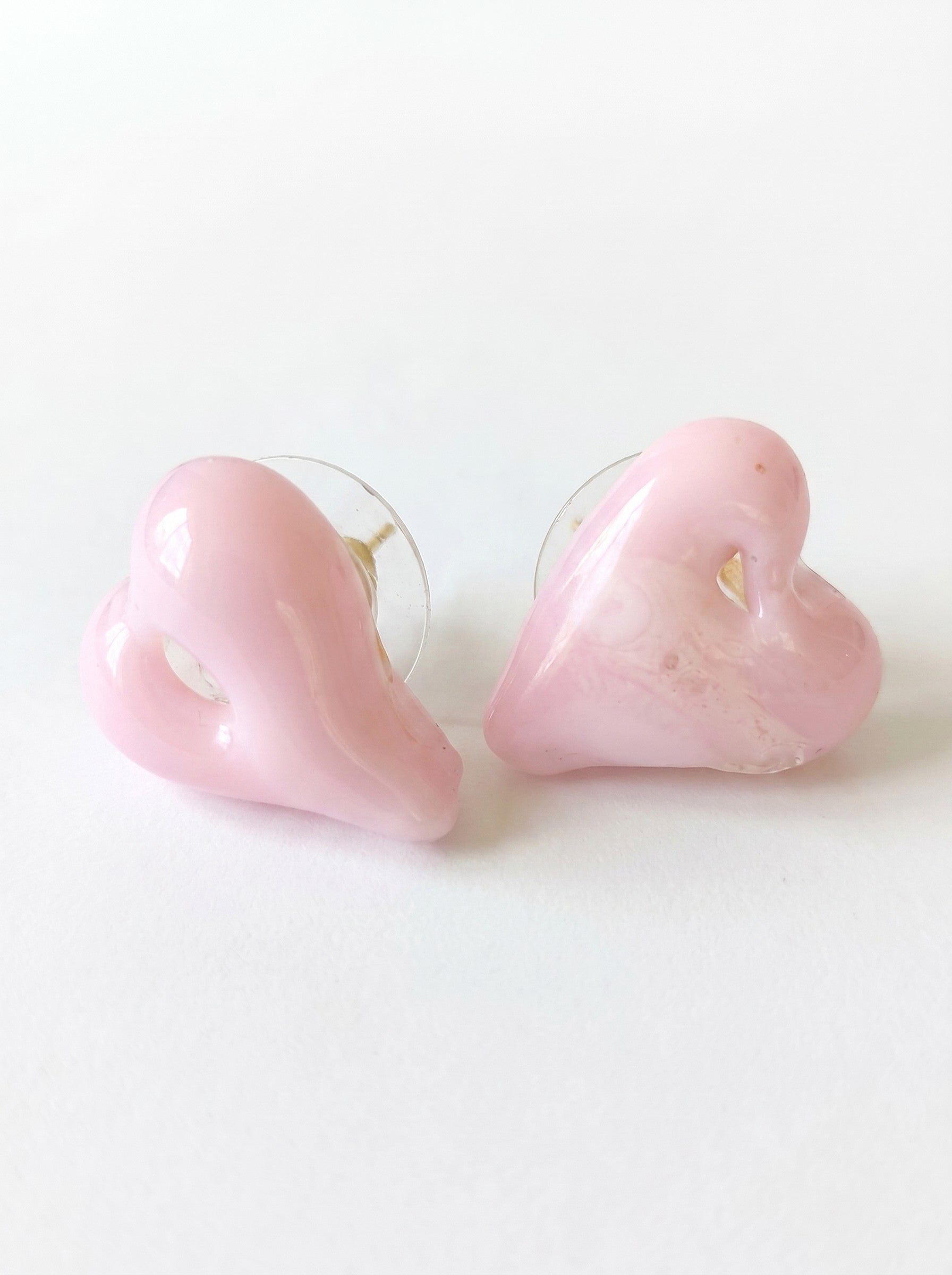 Pendientes de corazón rosa de vidrio.