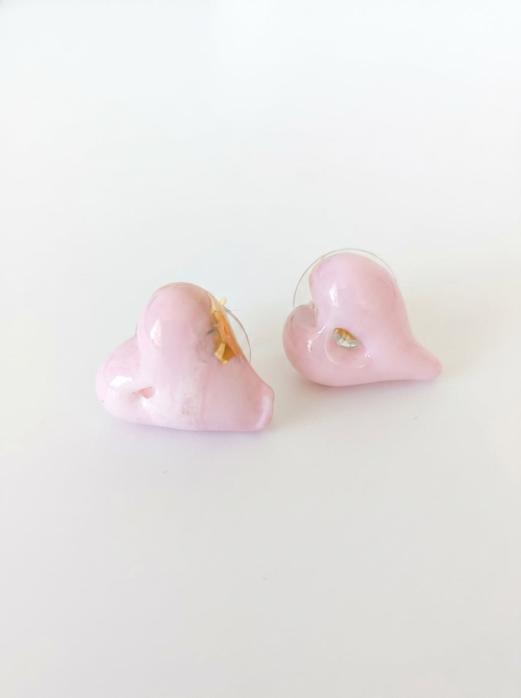 Pendientes de corazón rosa de vidrio.
