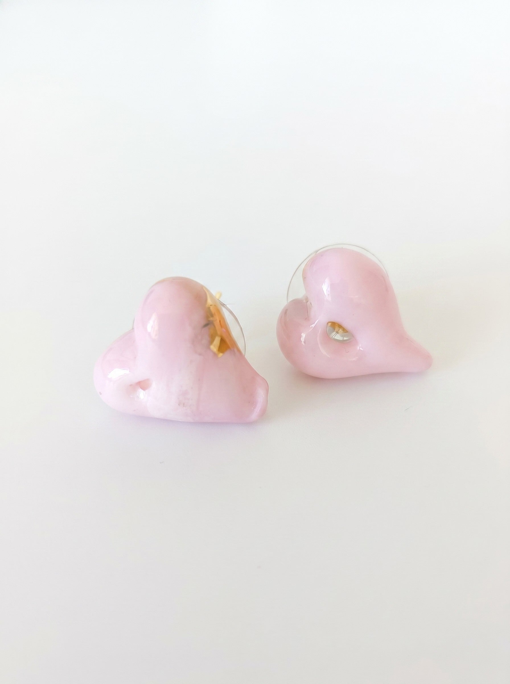 Pendientes de corazón rosa de vidrio.