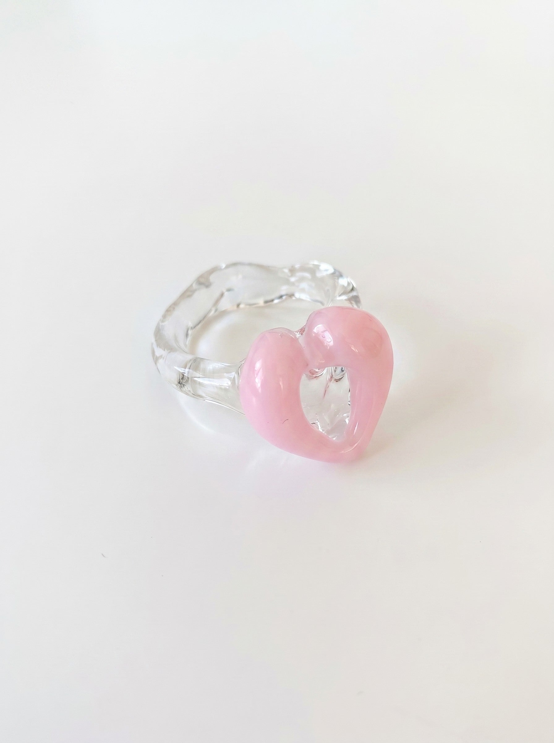 ANILLO DE VIDRIO DE CORAZÓN ROSA
