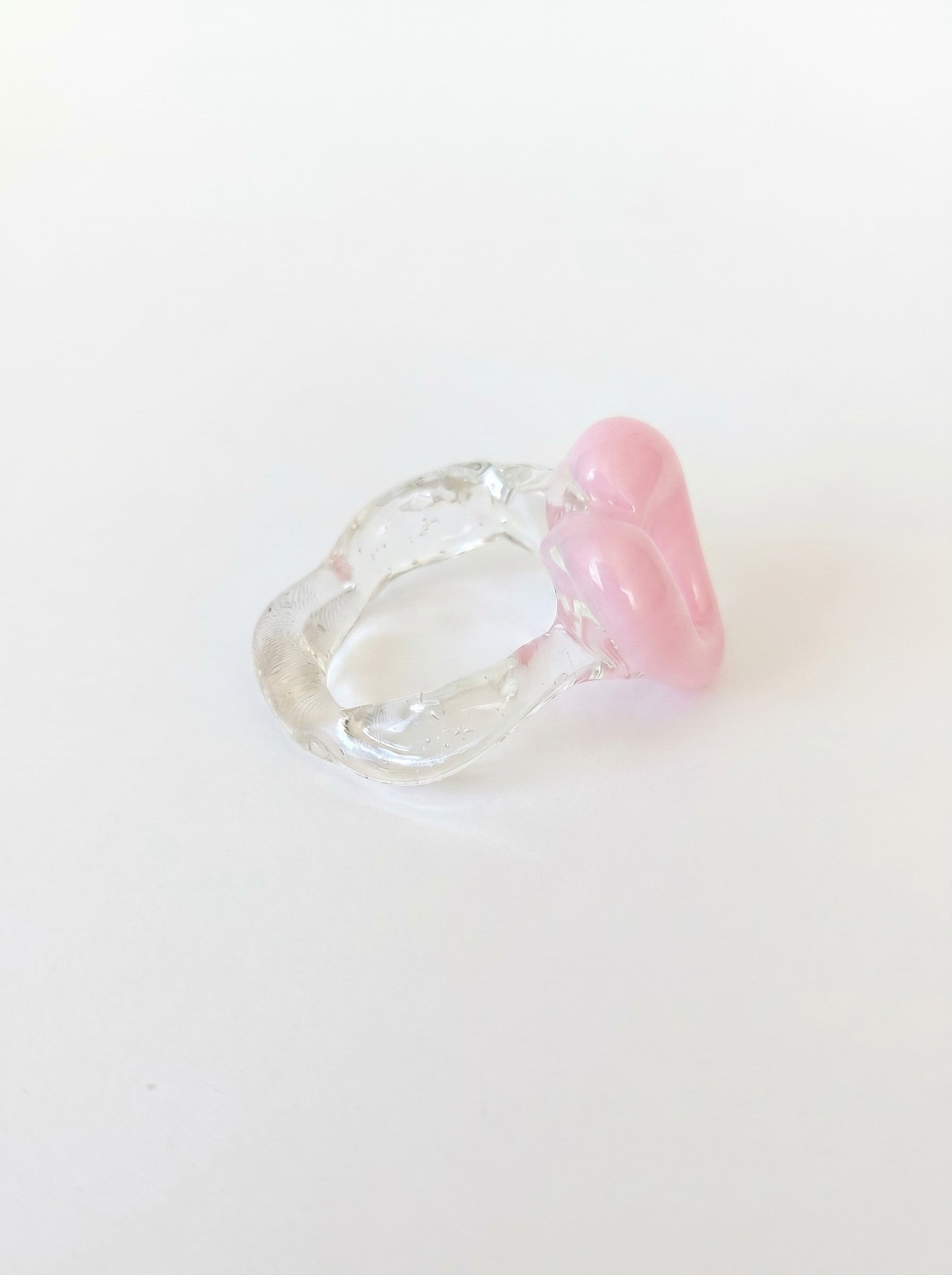 ANILLO DE VIDRIO DE CORAZÓN ROSA