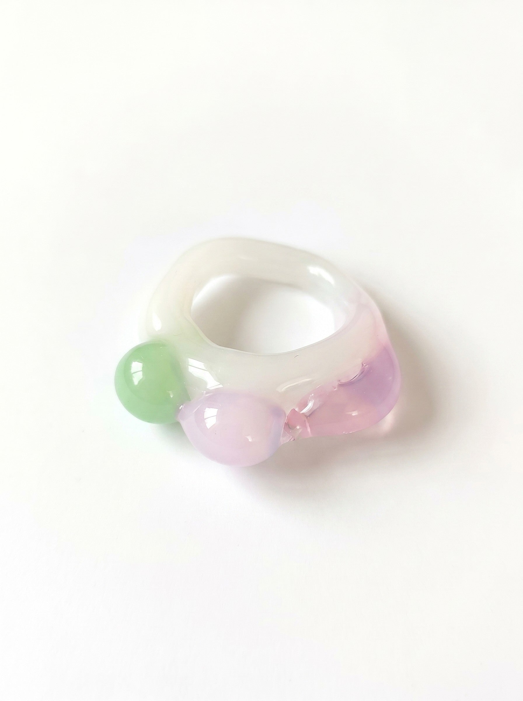 ANILLO DE VIDRIO BLANCO ROSA Y VERDE.