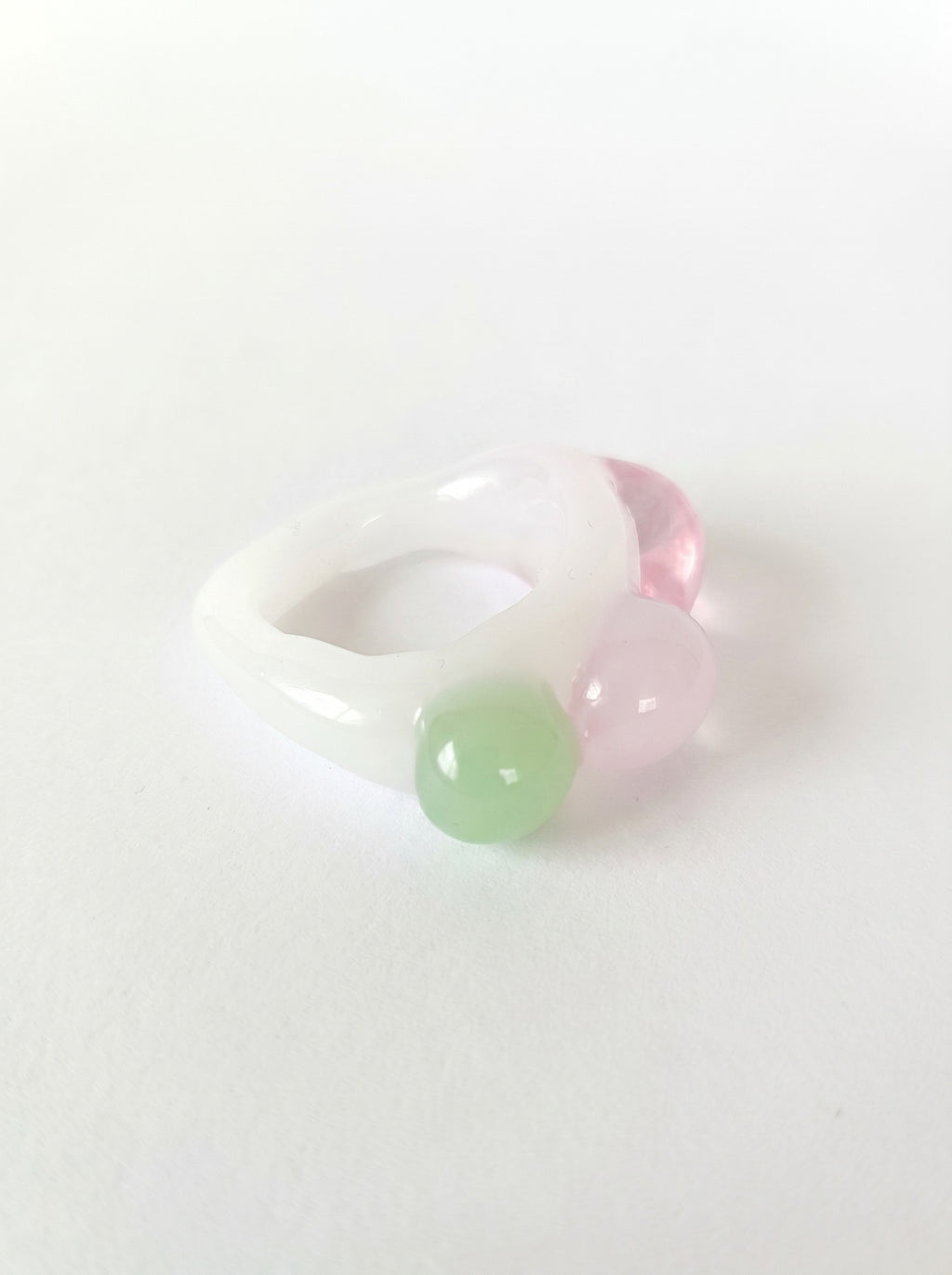 ANILLO DE VIDRIO BLANCO ROSA Y VERDE.
