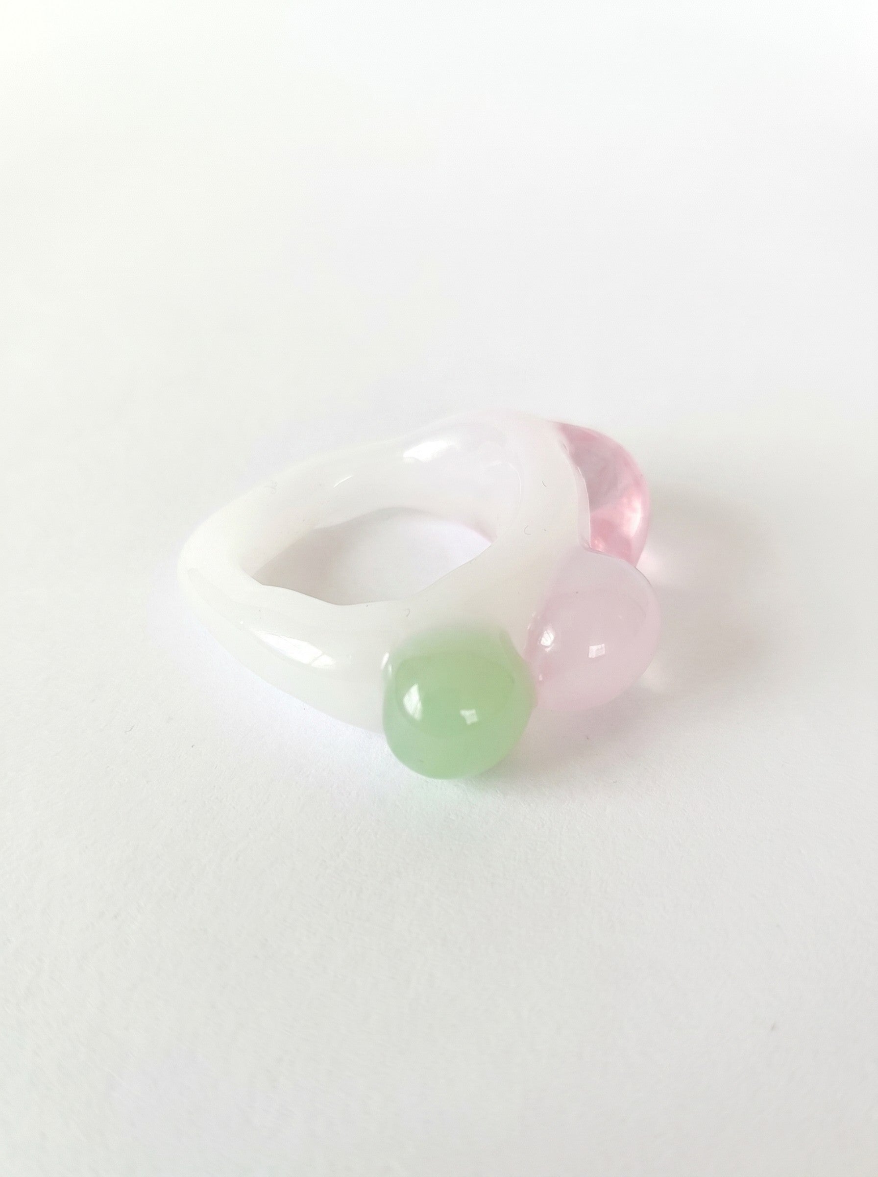 ANILLO DE VIDRIO BLANCO ROSA Y VERDE.