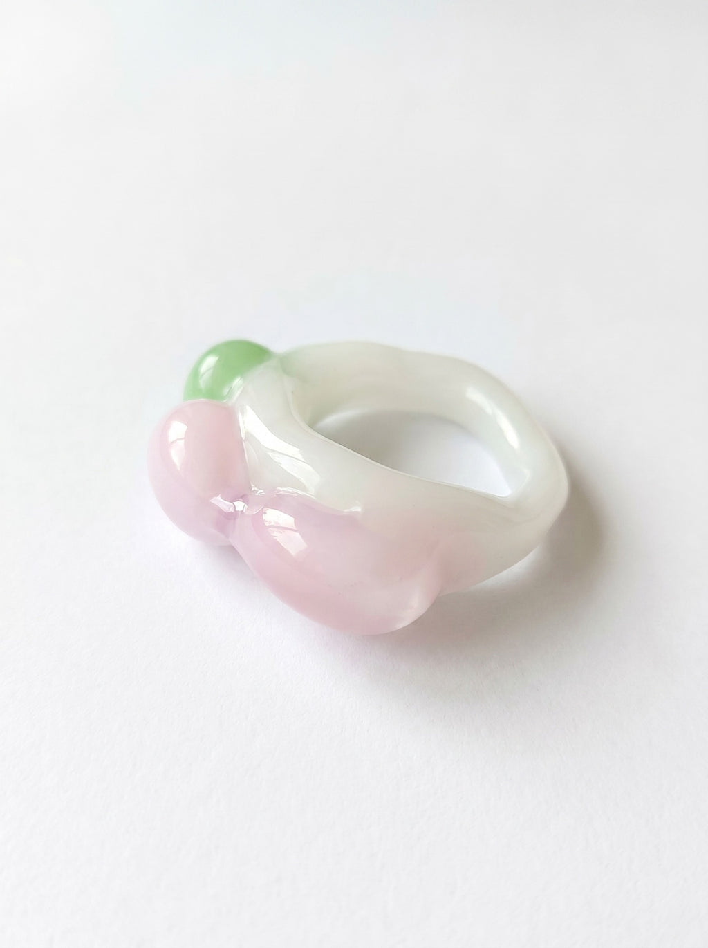 ANILLO DE VIDRIO BLANCO ROSA Y VERDE.