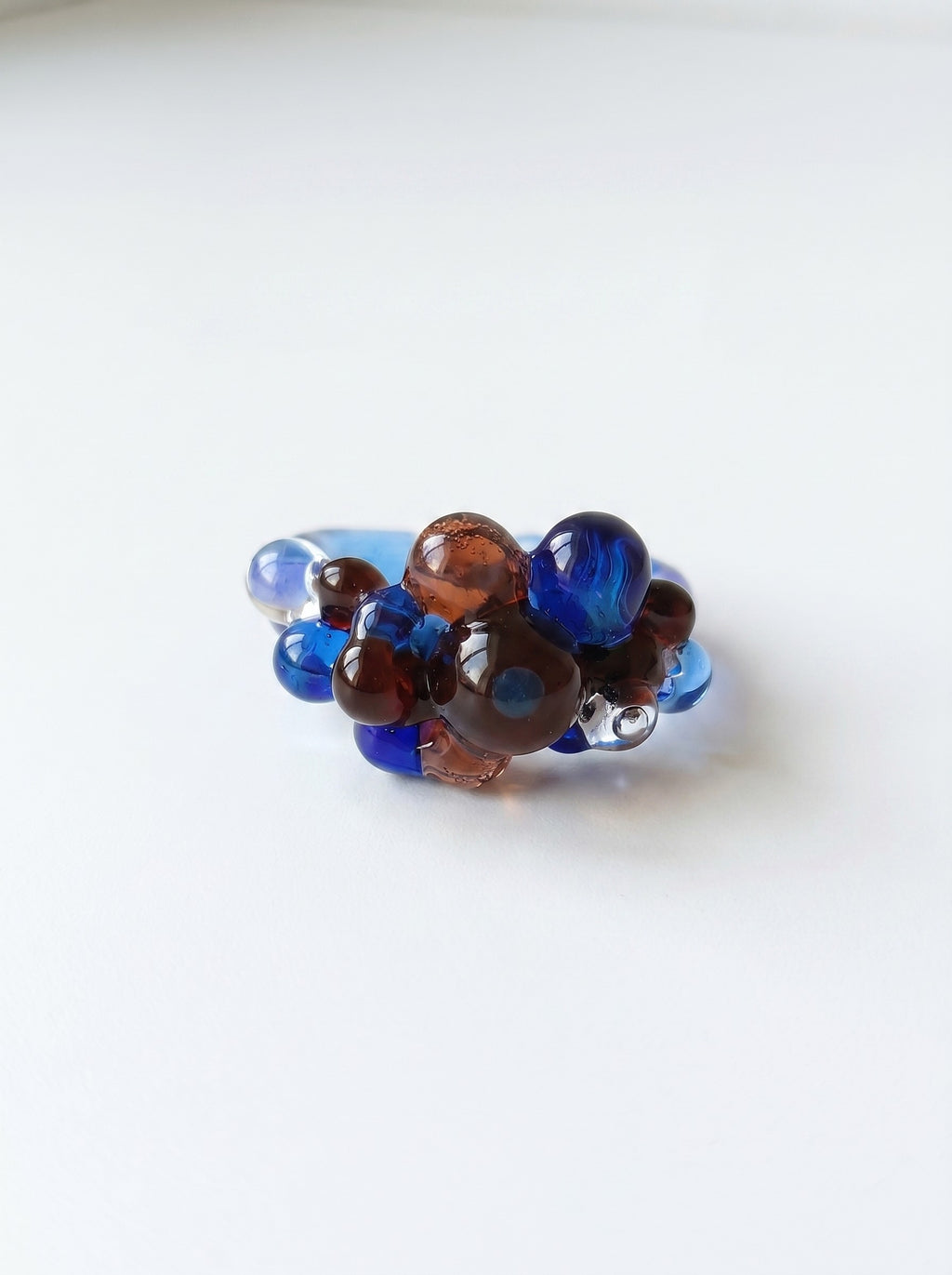 ANILLO DE VIDRIO DE BOLITAS AZUL Y ROJIZO