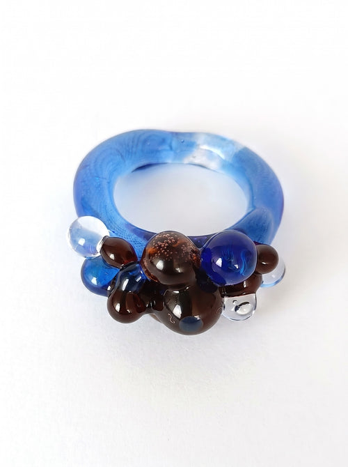 ANILLO DE VIDRIO DE BOLITAS AZUL Y ROJIZO