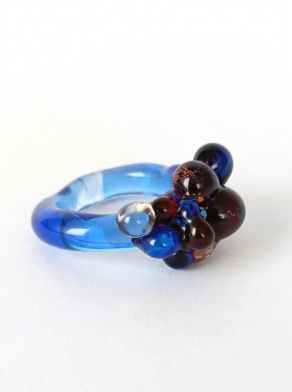 ANILLO DE VIDRIO DE BOLITAS AZUL Y ROJIZO