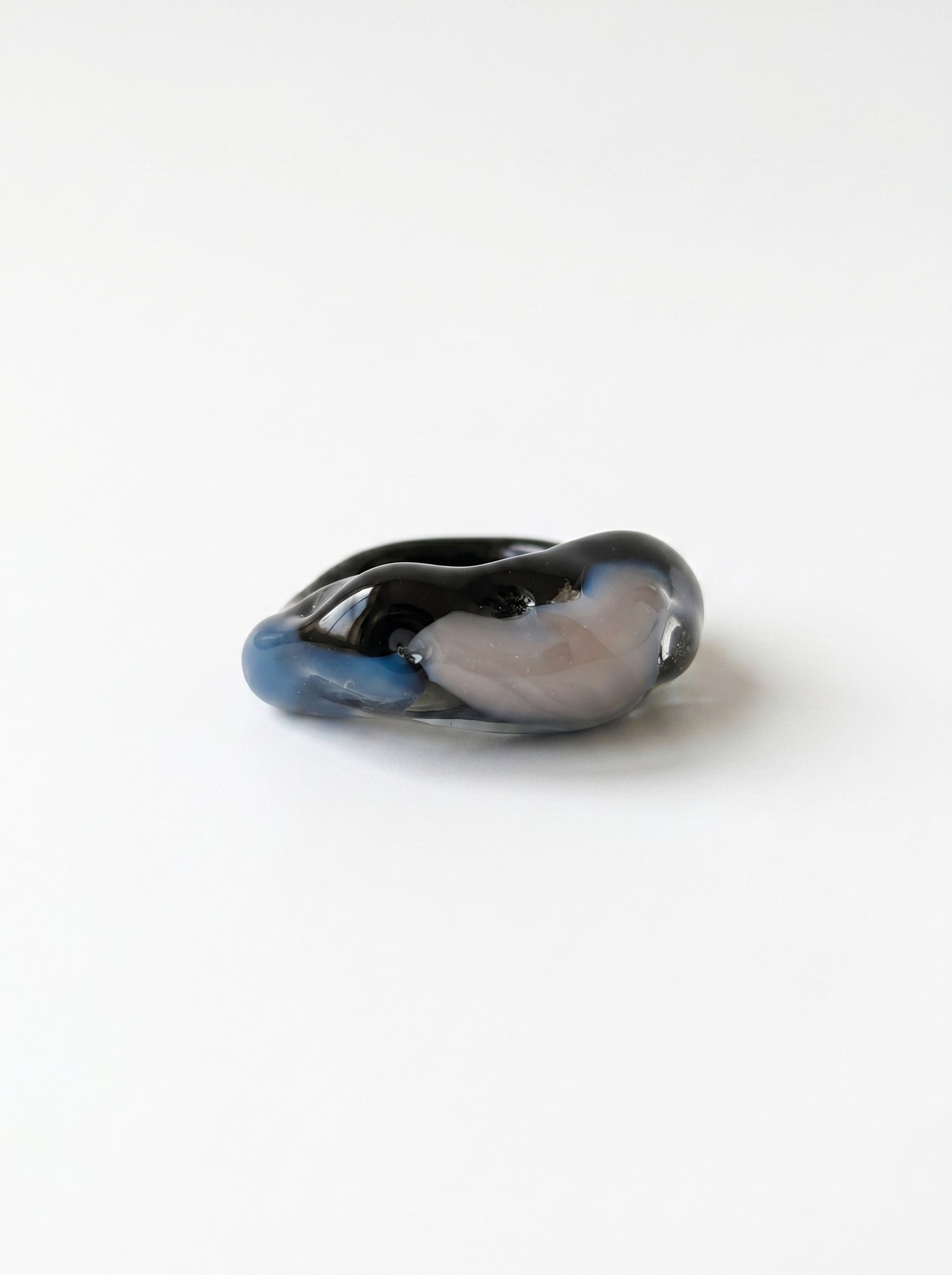 Anillo de Vidrio Negro Lotus y Azul