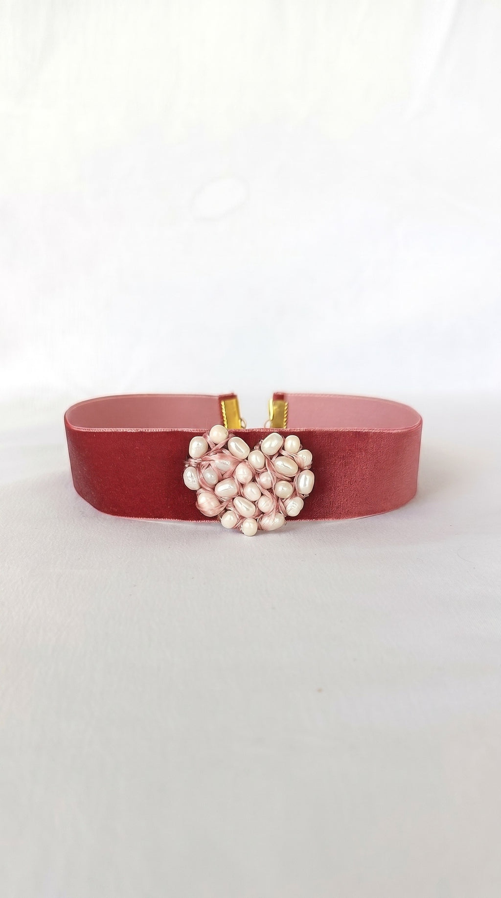Choker de terciopelo con perlas.