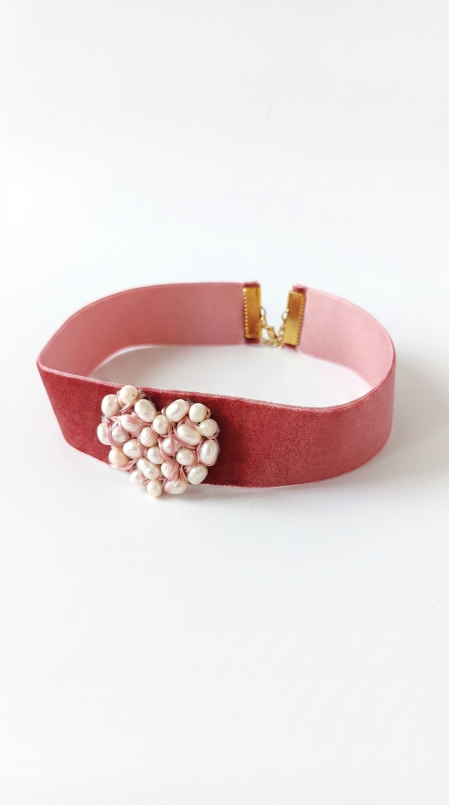 Choker de terciopelo con perlas.