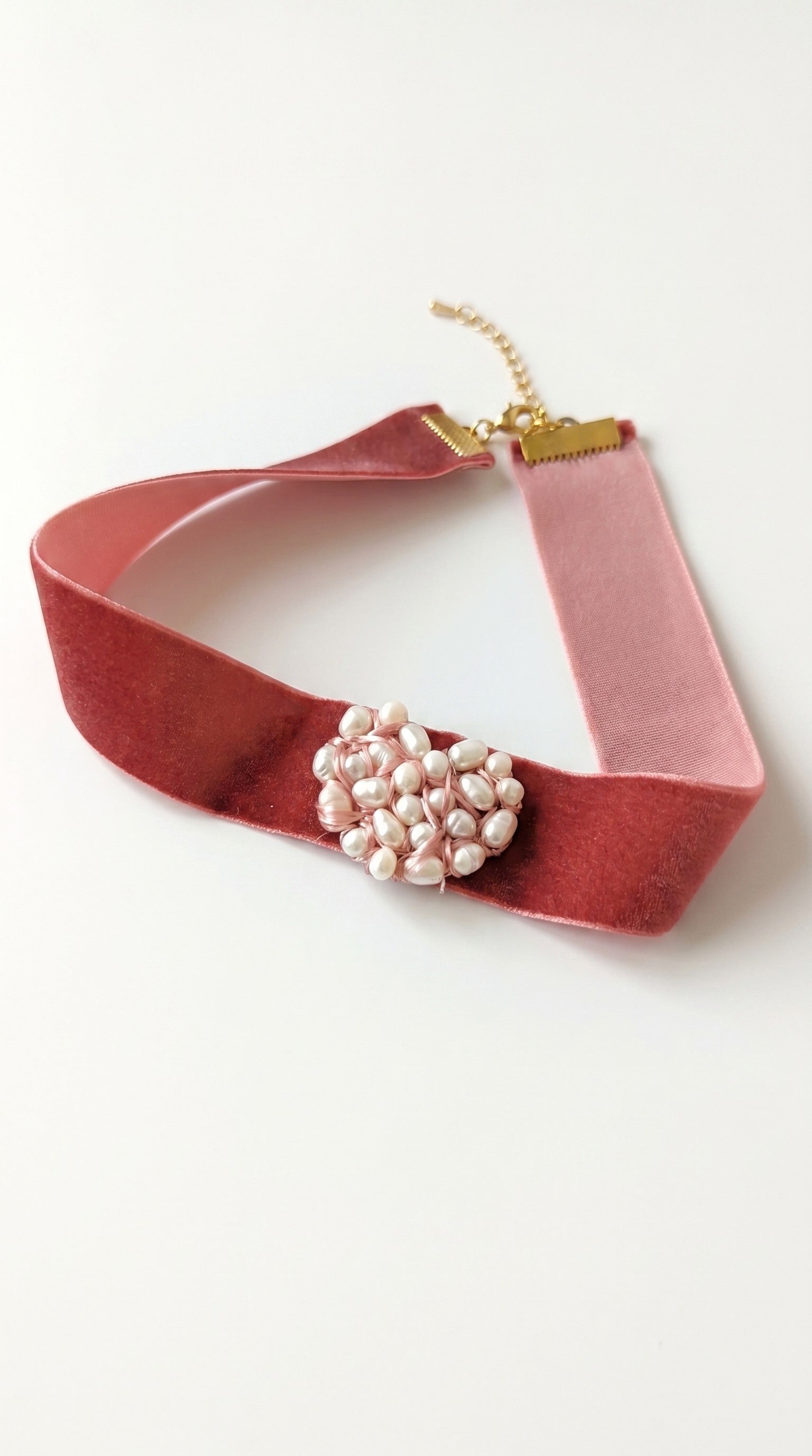 Choker de terciopelo con perlas.