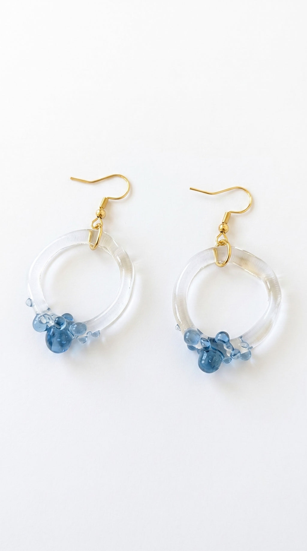 Pendientes de aro con bolitas azules.