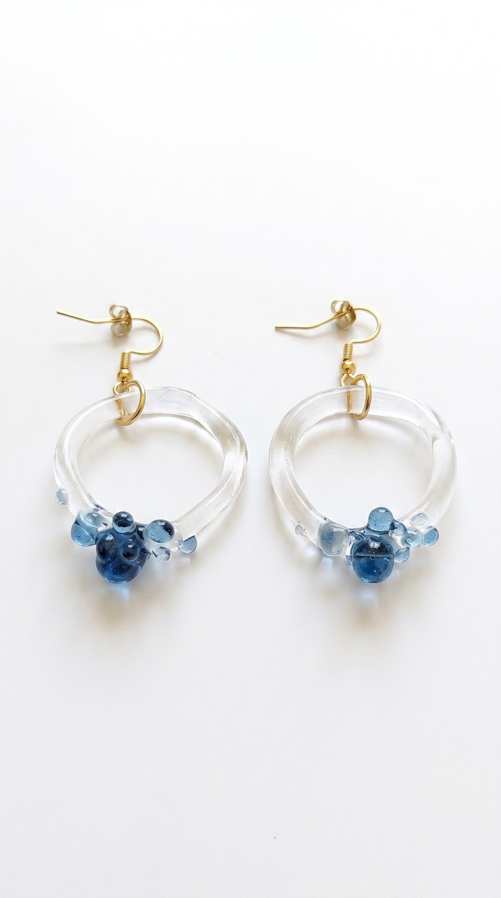 Pendientes de aro con bolitas azules.