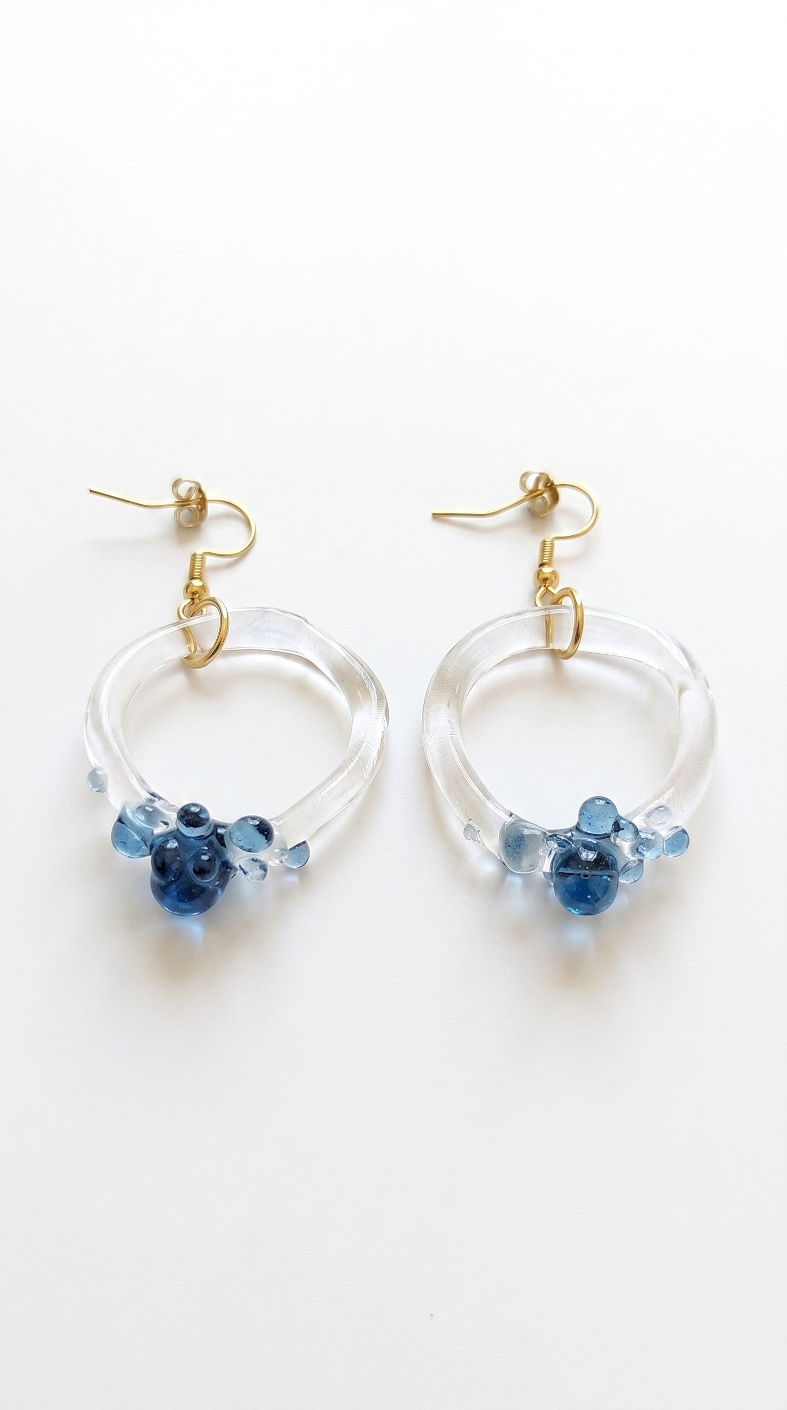 Pendientes de aro con bolitas azules.