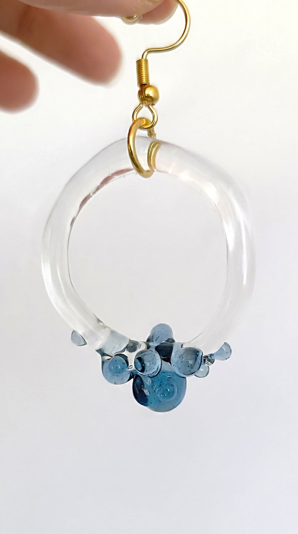 Pendientes de aro con bolitas azules.