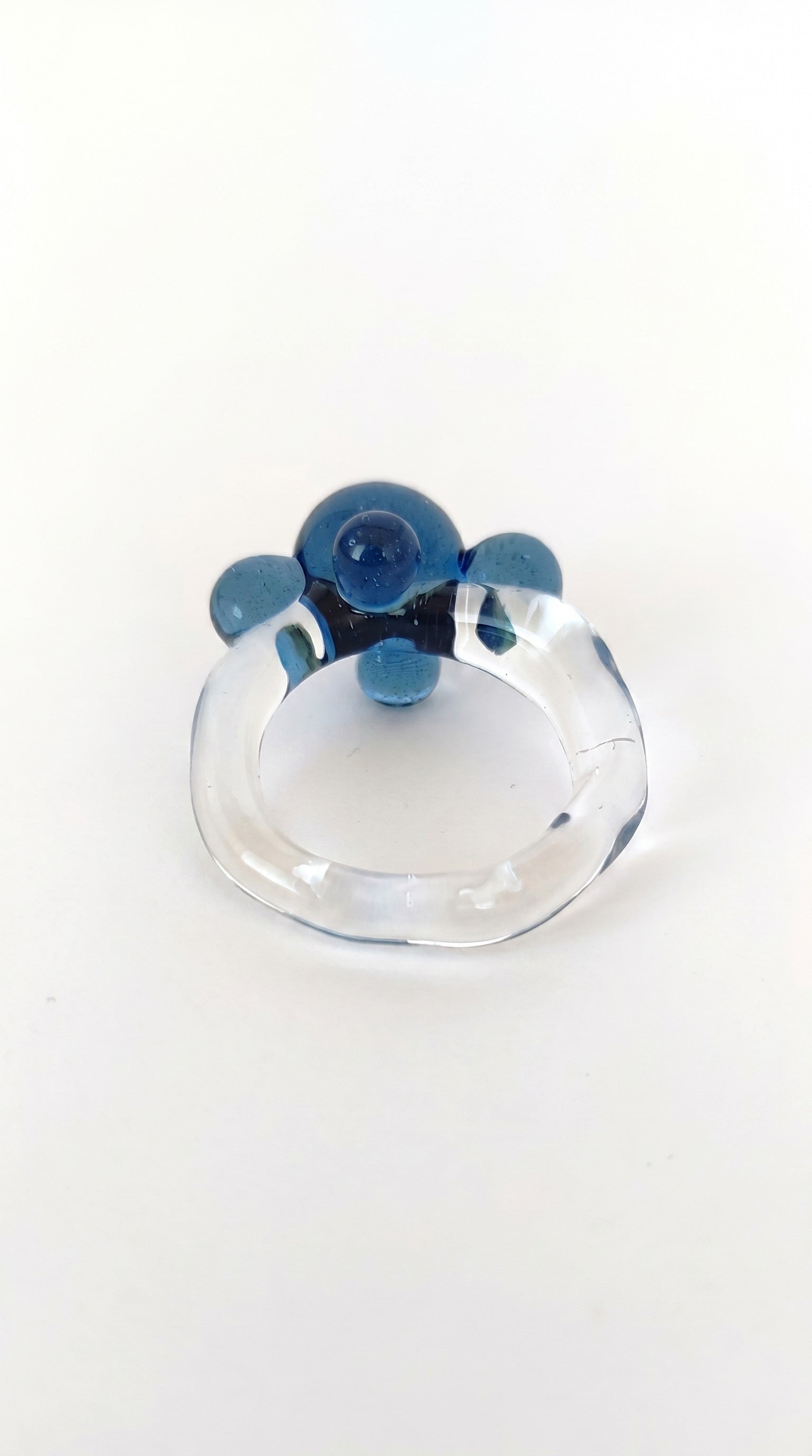 Anillo de vidrio de bolitas azules.