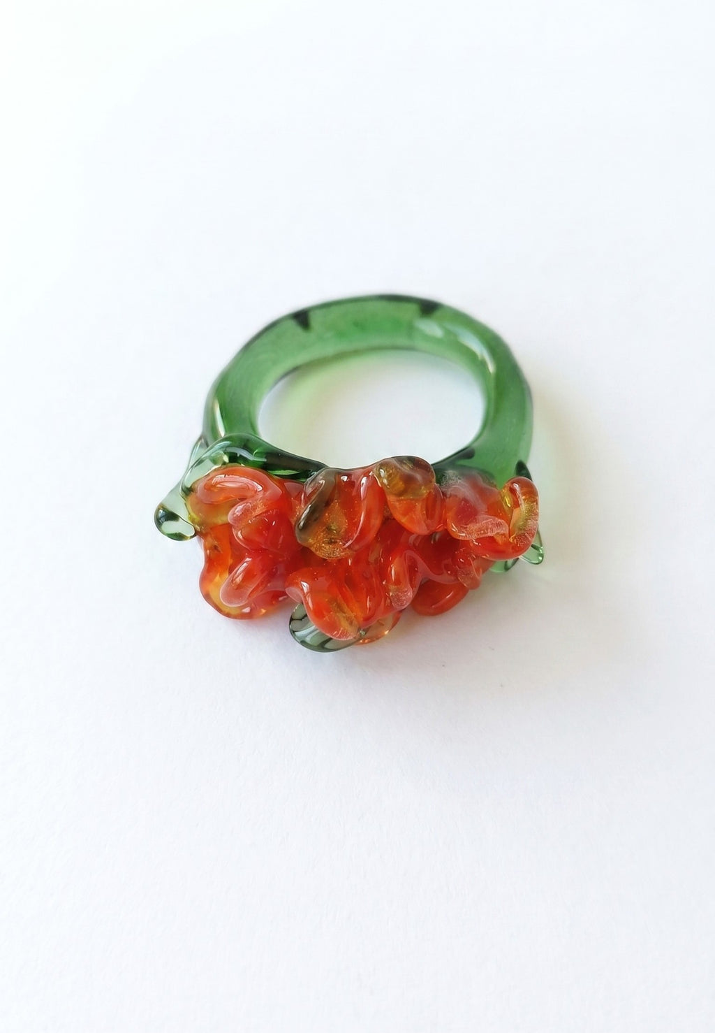Anillo de vidrio de inspiracion clavel.