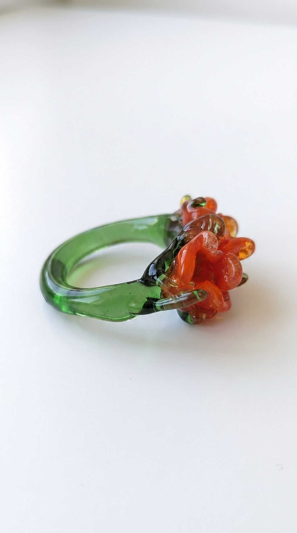 Anillo de vidrio de inspiracion clavel.